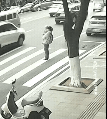 小车司机：好险，差点就摊上事了！