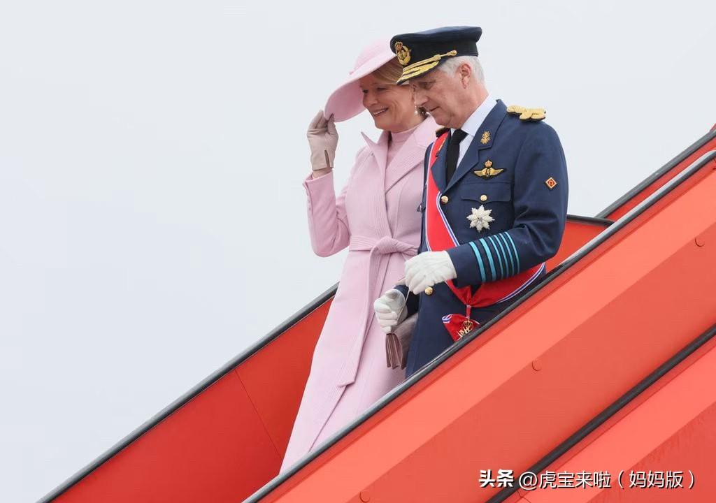比利时国王夫妇国事访问挪威，粉色穿搭优雅迷人，但是遇到大风天气，不得不随时抓着宽