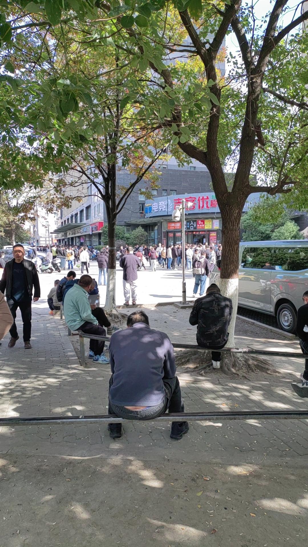 冬日生活打卡季骑着电动车，看着路边的闪过的商铺，前面熙熙攘攘的人群，吸引了我，下