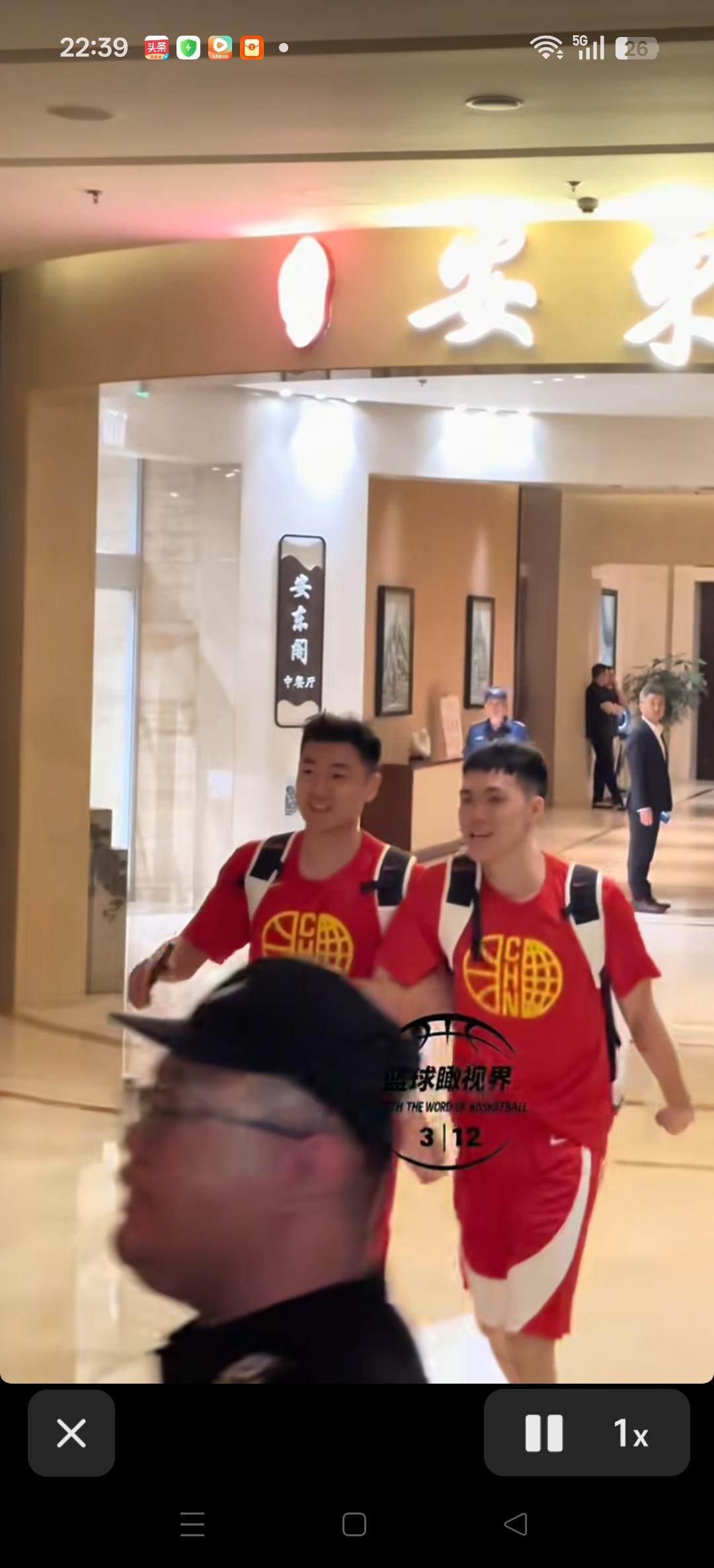 在应对球迷这方面，高诗岩可比庞峥麟游刃有余多了！
拽着庞峥麟去给球迷签名。
网上