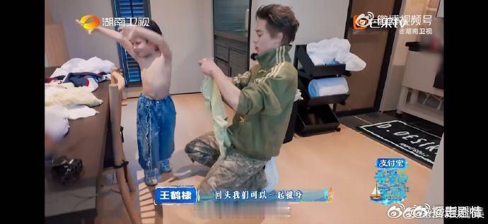 好像看到了王鹤棣当爸爸的样子亲爱的客栈王鹤棣带娃也太靠谱了，哄睡轩轩一气呵成，还