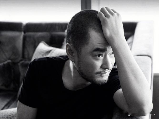 冯唐说:“女人之所以过的不好，很大程度上是因为她在跟全世界较劲，跟自己、跟伴侣、