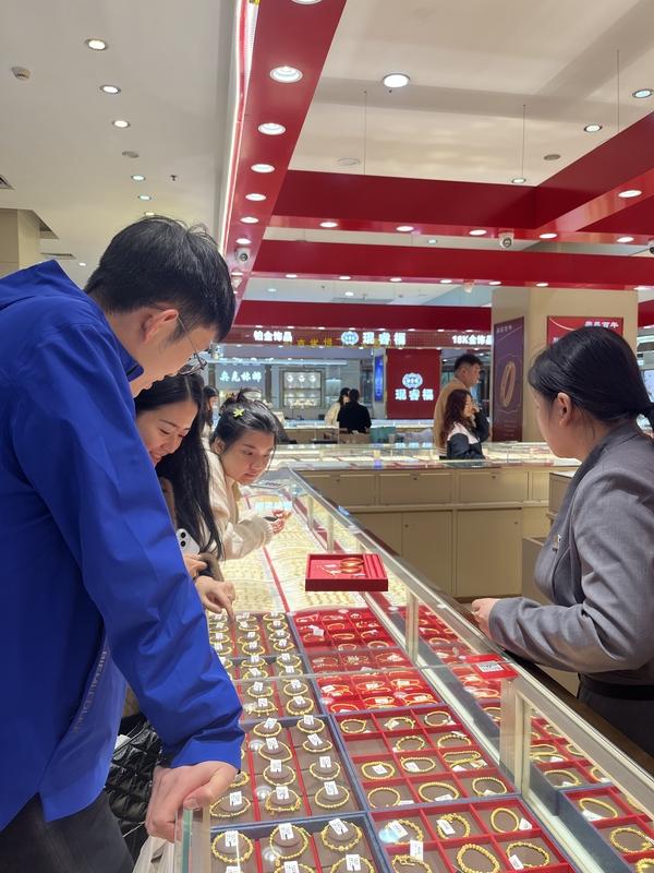 最近金价很有意思：国际金价直接跌破5400美元，大跌一波，但咱们国内的金饰价格，