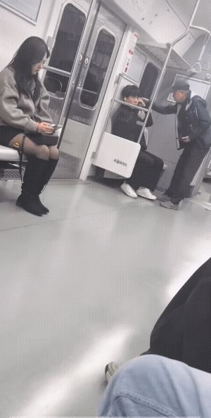 车箱里有的是座他不坐，他偏偏非要坐小伙子的地方。
另外，你要坐他那也可以，他的旁