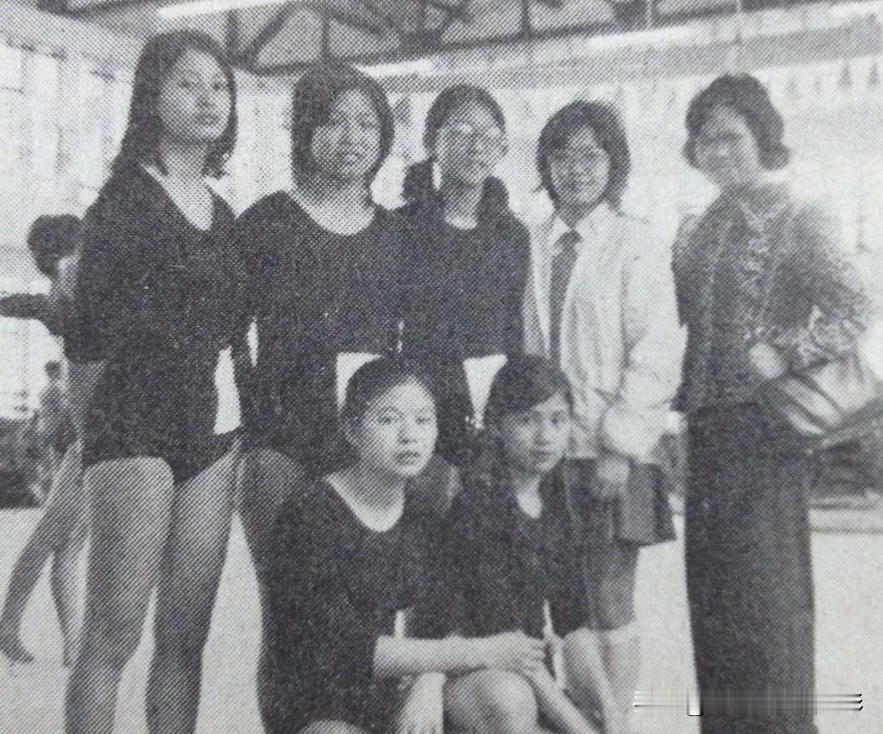 🎆永远的翁美玲👇
镜头里的她
扎在运动队的人群中
青涩的眉眼还带着少年气
却