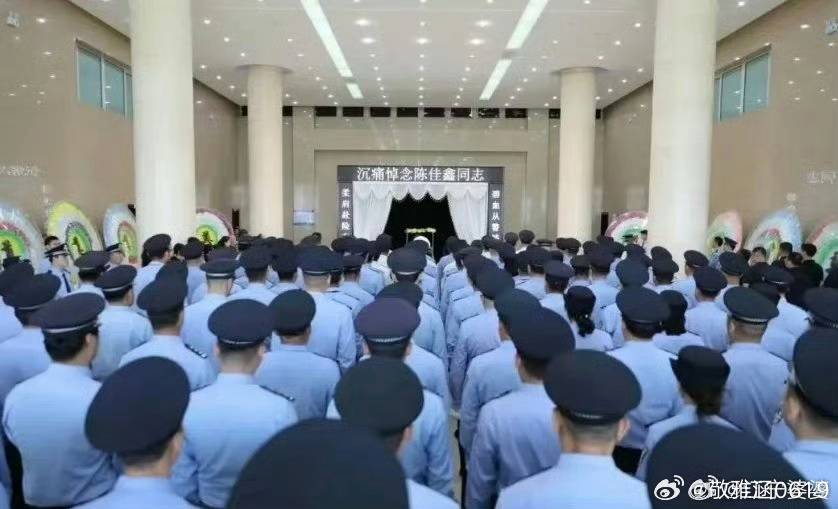 内蒙古包头才30岁的女警陈佳鑫，出警处理有人跳楼的警情，为了救下轻生群众，自己不