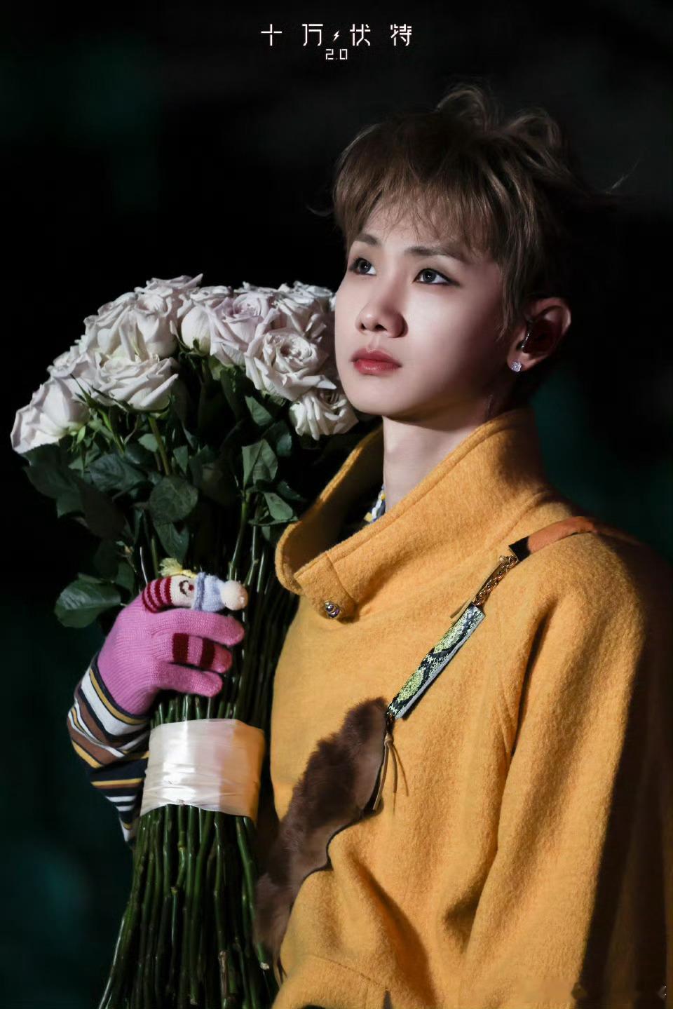 汪苏泷弹吉他太帅了这双手太会弹了，那双手和拨片的速度现场看肯定更加震撼！他的音乐