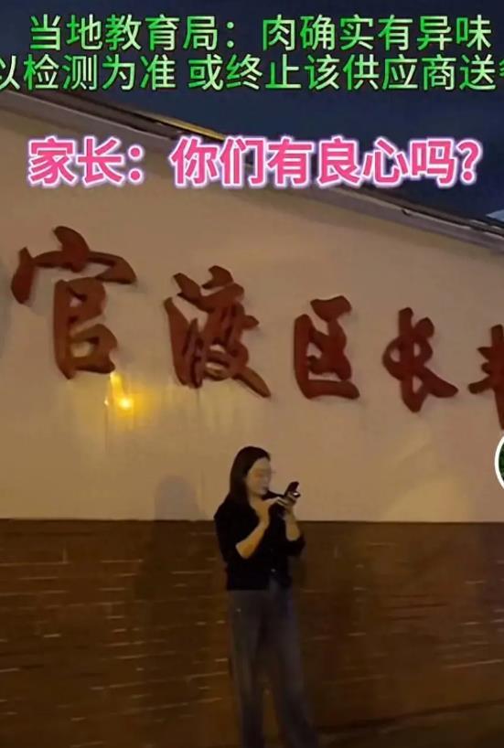 云南某中学给学生吃臭肉后续来了，校长道歉，网友却并不买账。
 
这是只道个歉就能