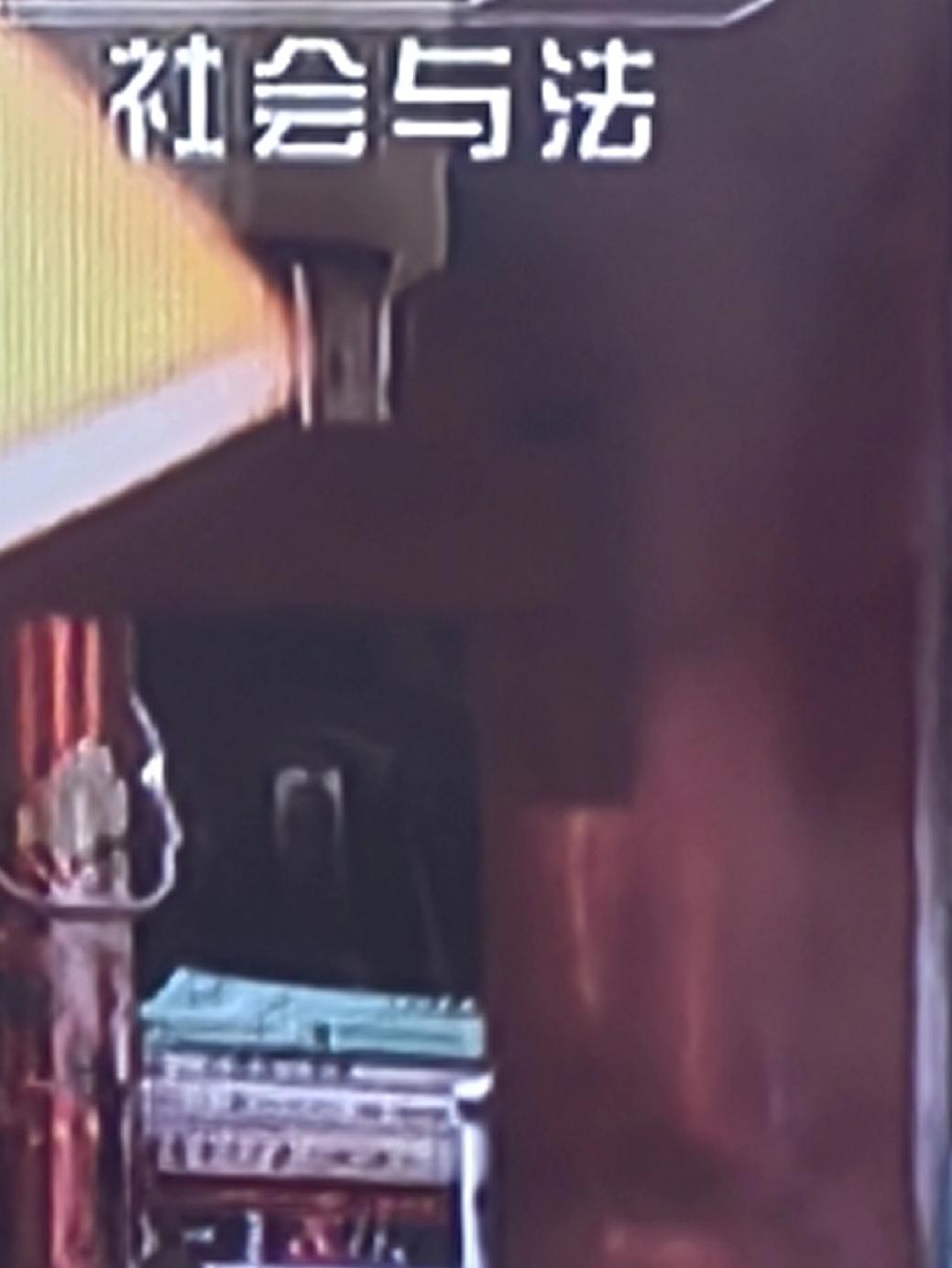 看普法栏目的一则案例，让人扼腕叹息：用网恋做游戏，害人害己！
三十多岁的离婚女，