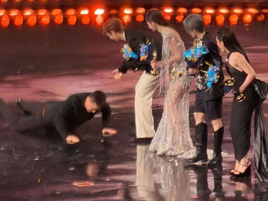 哈哈，大麦总裁这跤摔得有点萌！抢票要能有这一跤这么丝滑就好了。汪苏泷的接梗也是神