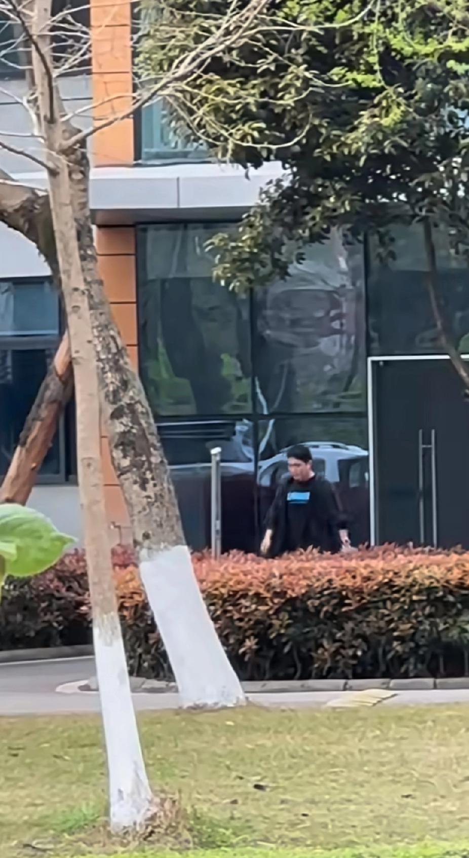 🔥成都封训里的“低调哥”梁靖崑
 
别人都在镜头前晃悠，咱们大胖却主打一个“快