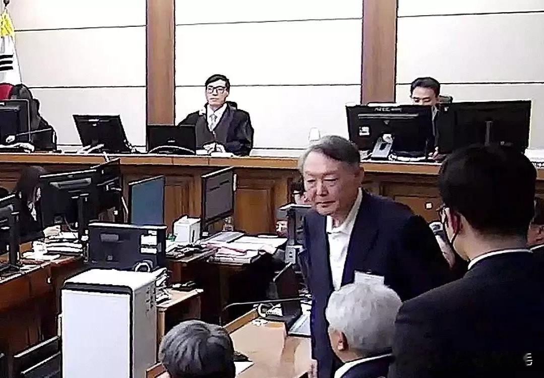 1月16日，韩国首尔中央地方法院就前总统尹锡悦妨碍拘捕等案件作出一审判决，判处其