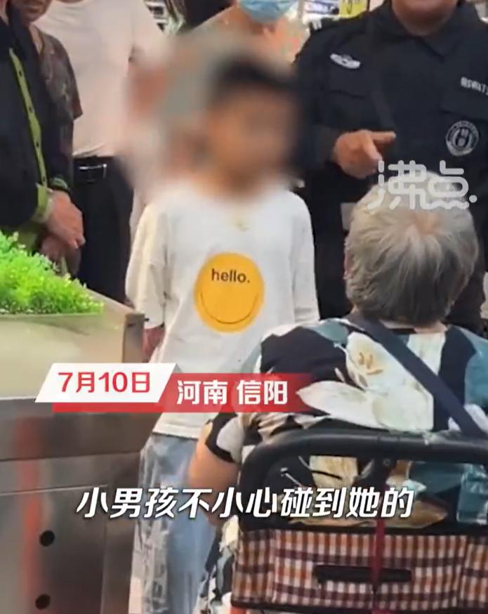 【 拍摄者：查看监控并非故意】7月10日，河南信阳。一个小男孩在超市推购物车时，