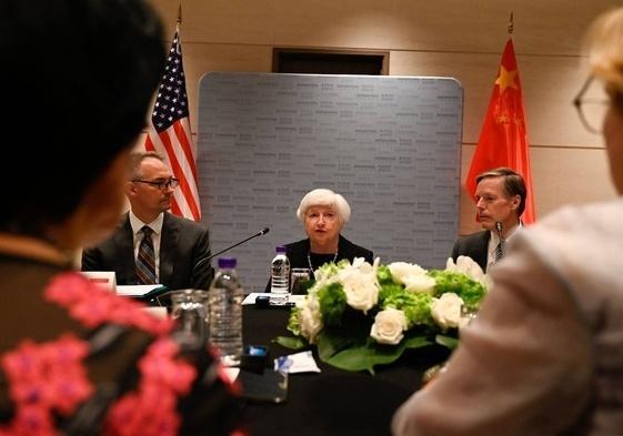 #美国财长耶伦访华# 耶伦在北京美国商会上对商人说: 我们寻求多元化，而不是脱钩