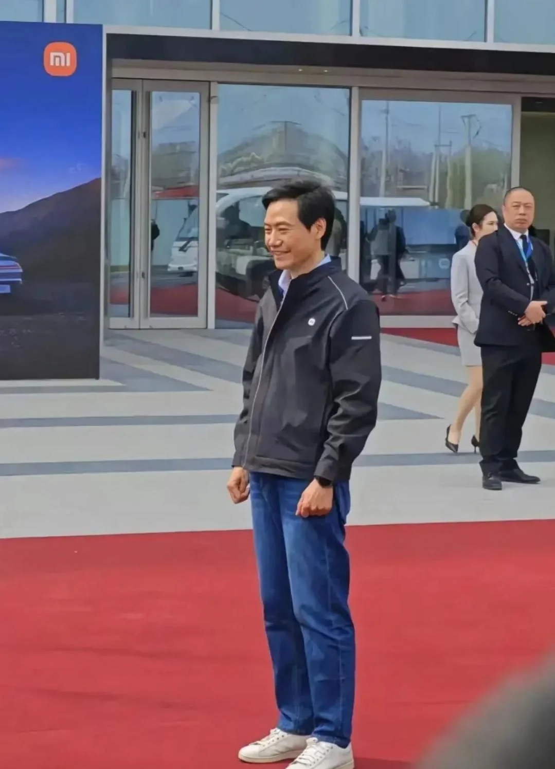 看了雷军穿搭后才知道雇人说的先敬罗衣后敬人也不全对。
到了雷军这种层次已经根本不...