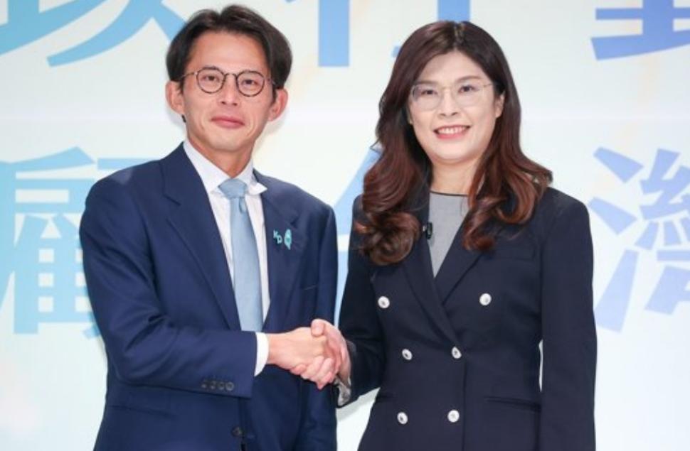 看了国民党郑丽文与民众党黄国昌会面的视频，有以下几点思考：
1、此次蓝白会面搞得