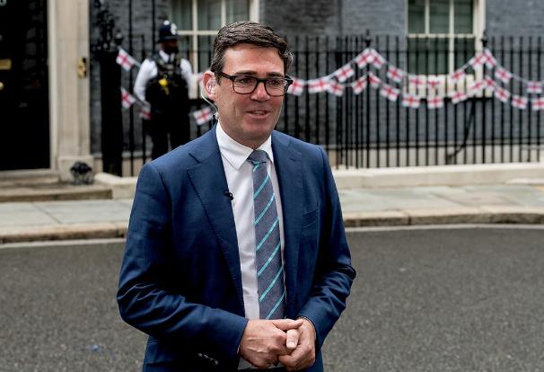 这个英国新首相，确实有点不一样。当别人忙着对华“脱钩”、排队表态时，他上台第一件