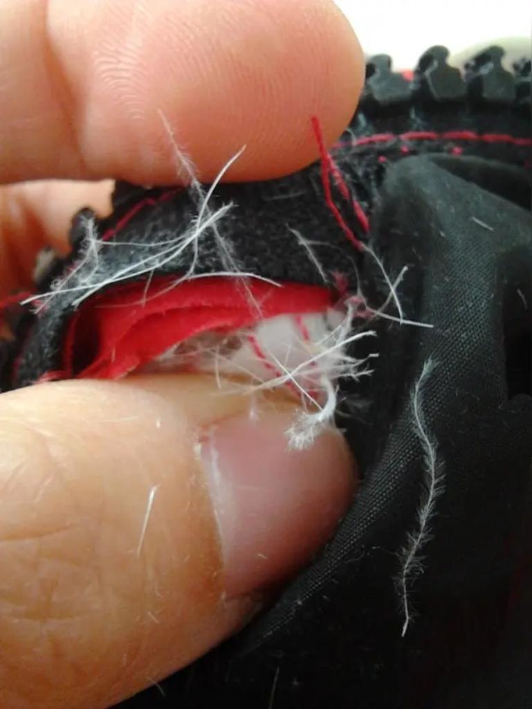 花599元满心欢喜买件羽绒服，本想温暖过冬，剪开却发现全是飞丝，这无疑是场闹心骗