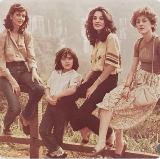 1970年代，伊斯兰革命前的伊朗女孩穿戴。 