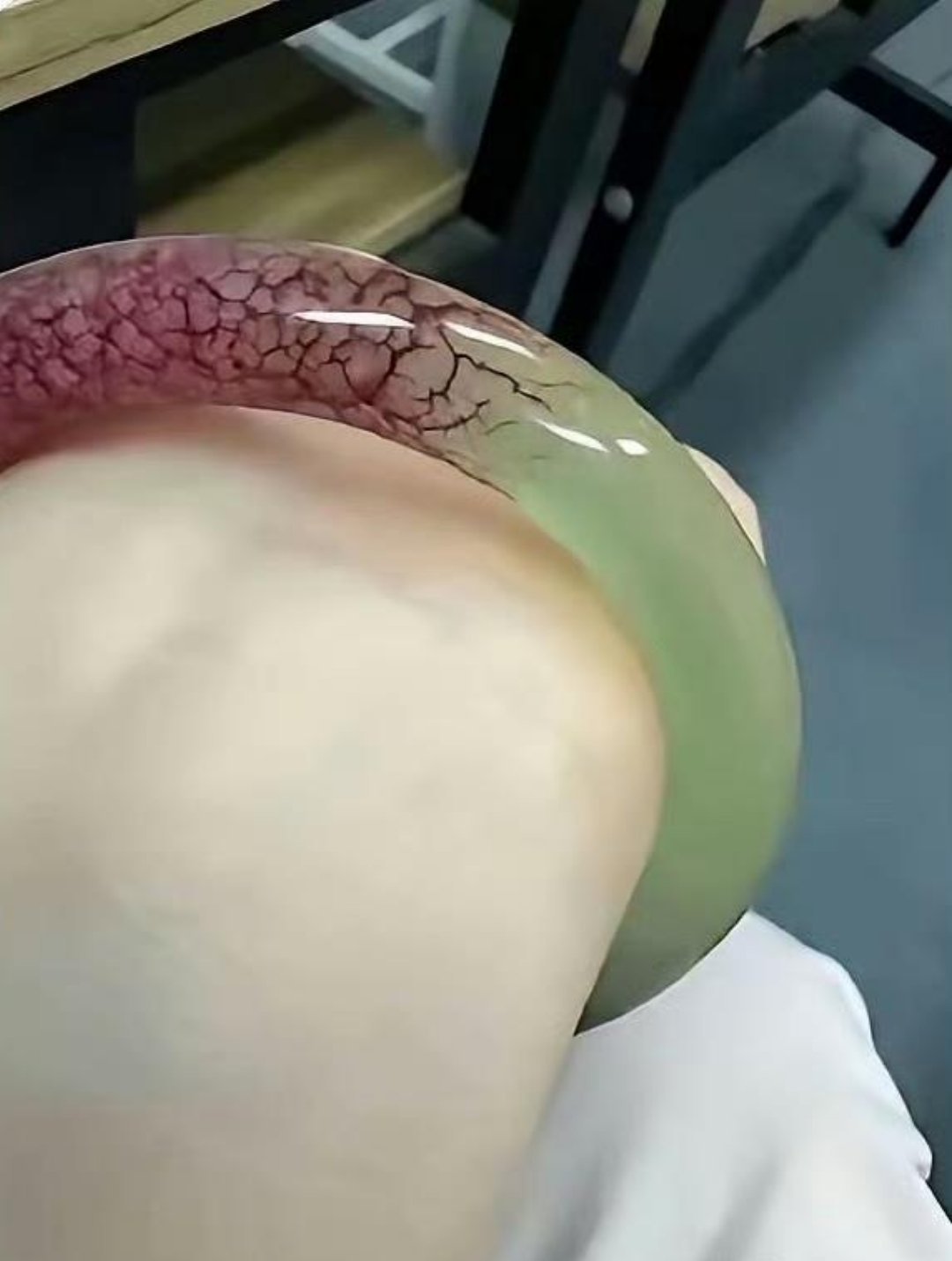 婆婆送的镯子没带多久，就成这样了，怎么办 