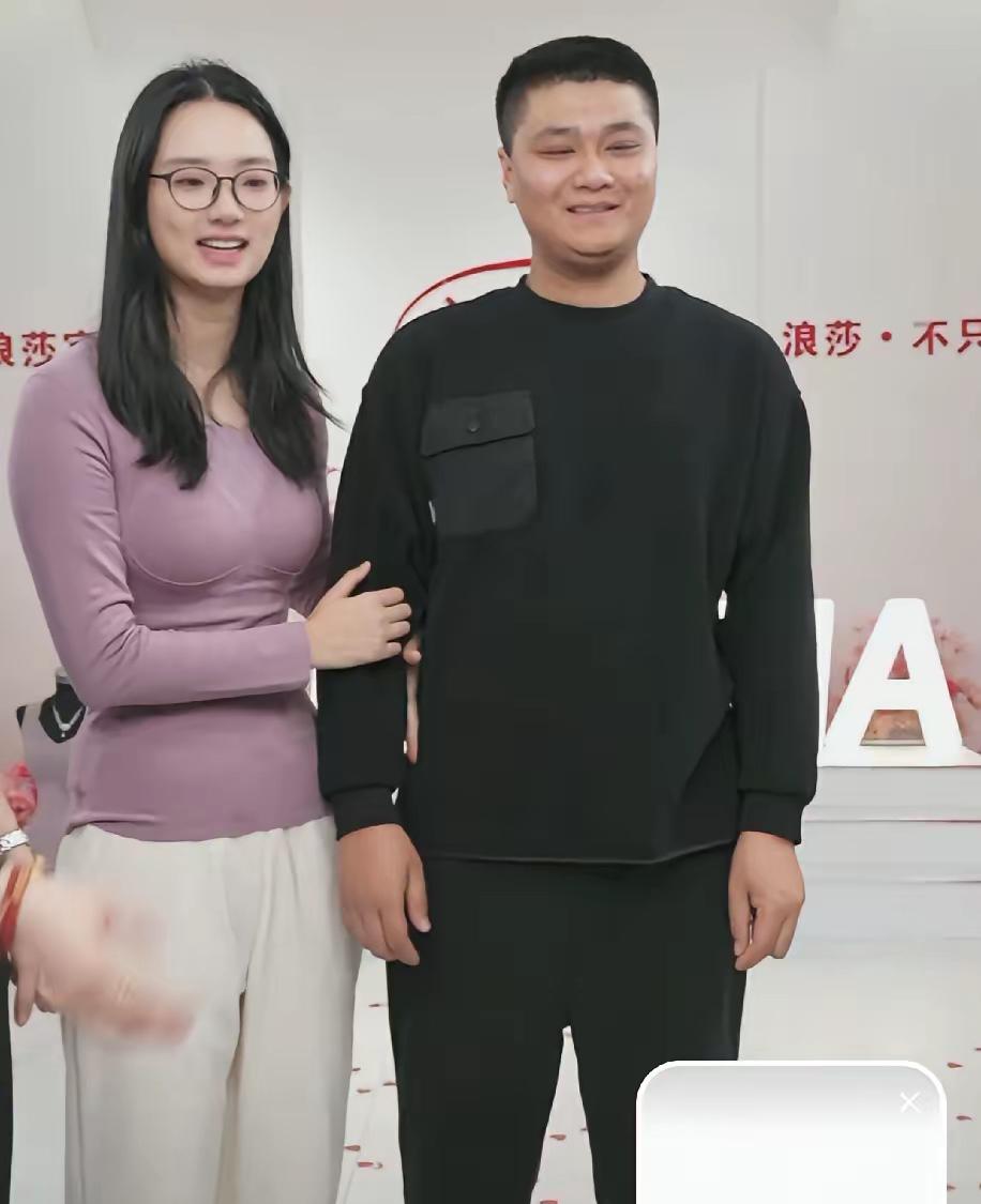 现在，
全网最后悔的人，
应该就是双胞胎的弟弟了吧，因为哥哥现在获得了网友的认可