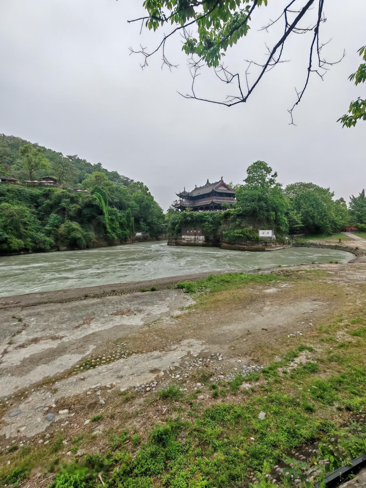 都江堰，这座2000余年前的水利工程，真是个奇迹！公元前256年始建，至今滋养着