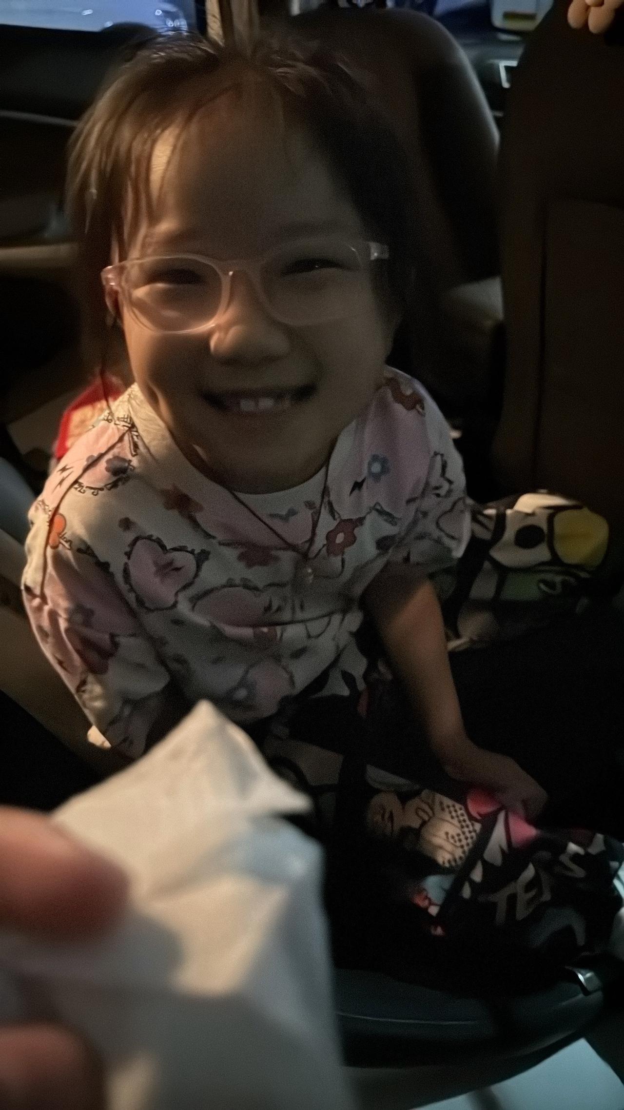 在车上
张豆豆说妈妈我给你准备了一份惊喜，但是不知道是惊喜还是惊吓哈
一到站我开