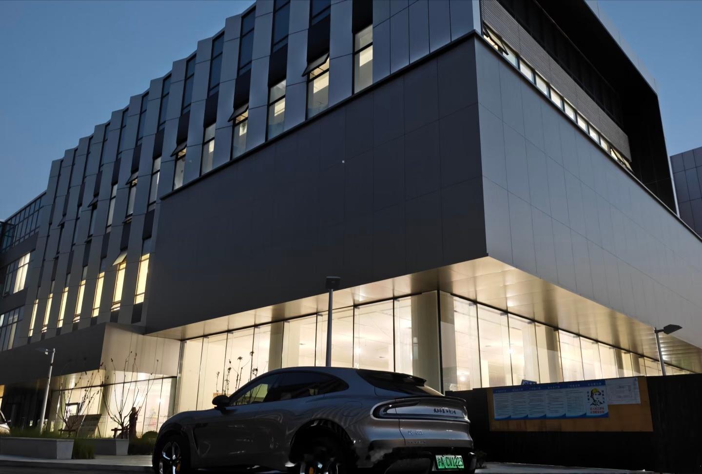 上海第二家小米汽车交付中心快了，交付能力翻倍提升，一东一西，以后提车的人方便多了