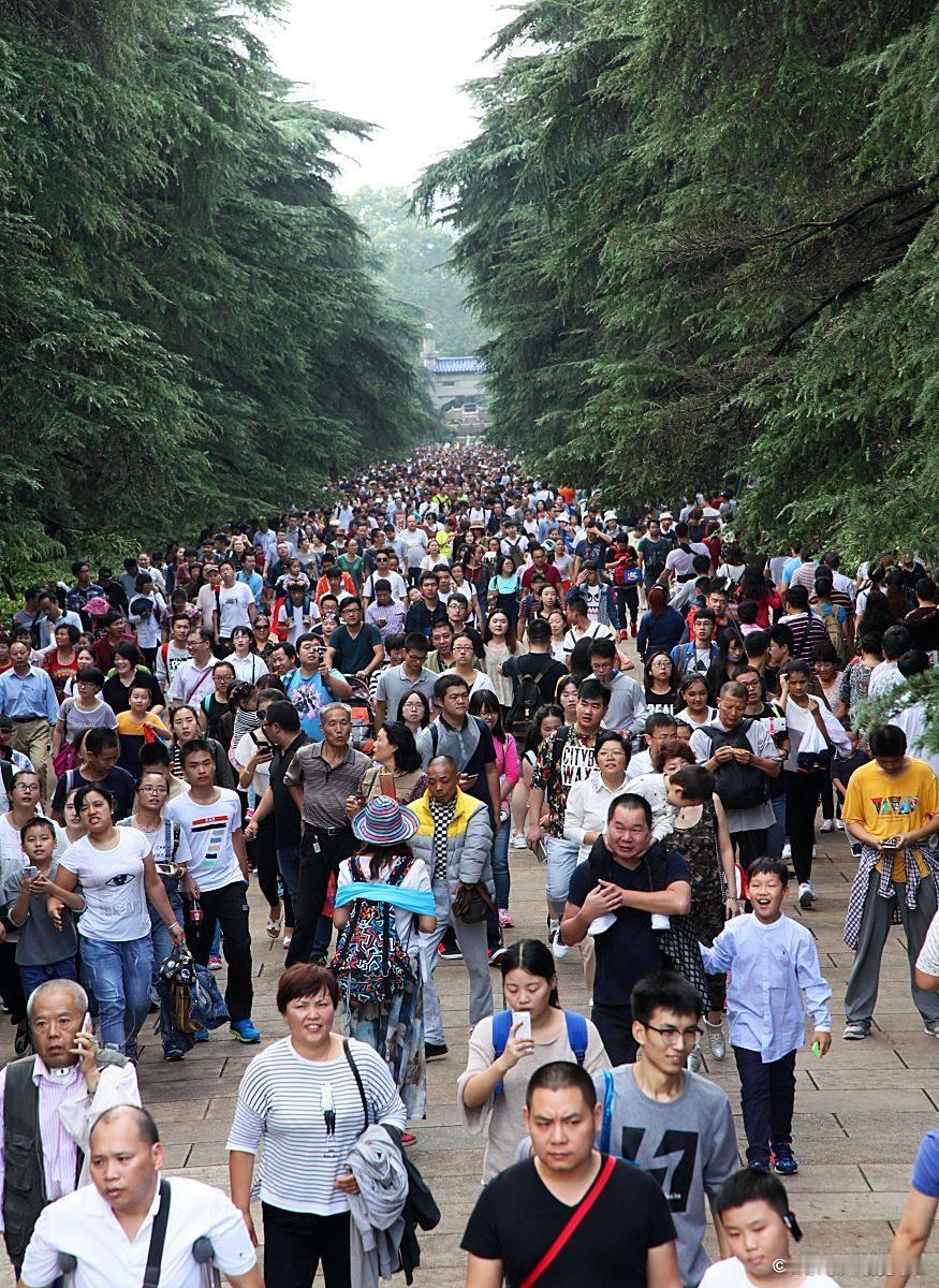 别傻了，中国人口要是剩7亿，日子绝对没你想得那么美！
如果咱们国家人口突然少了一