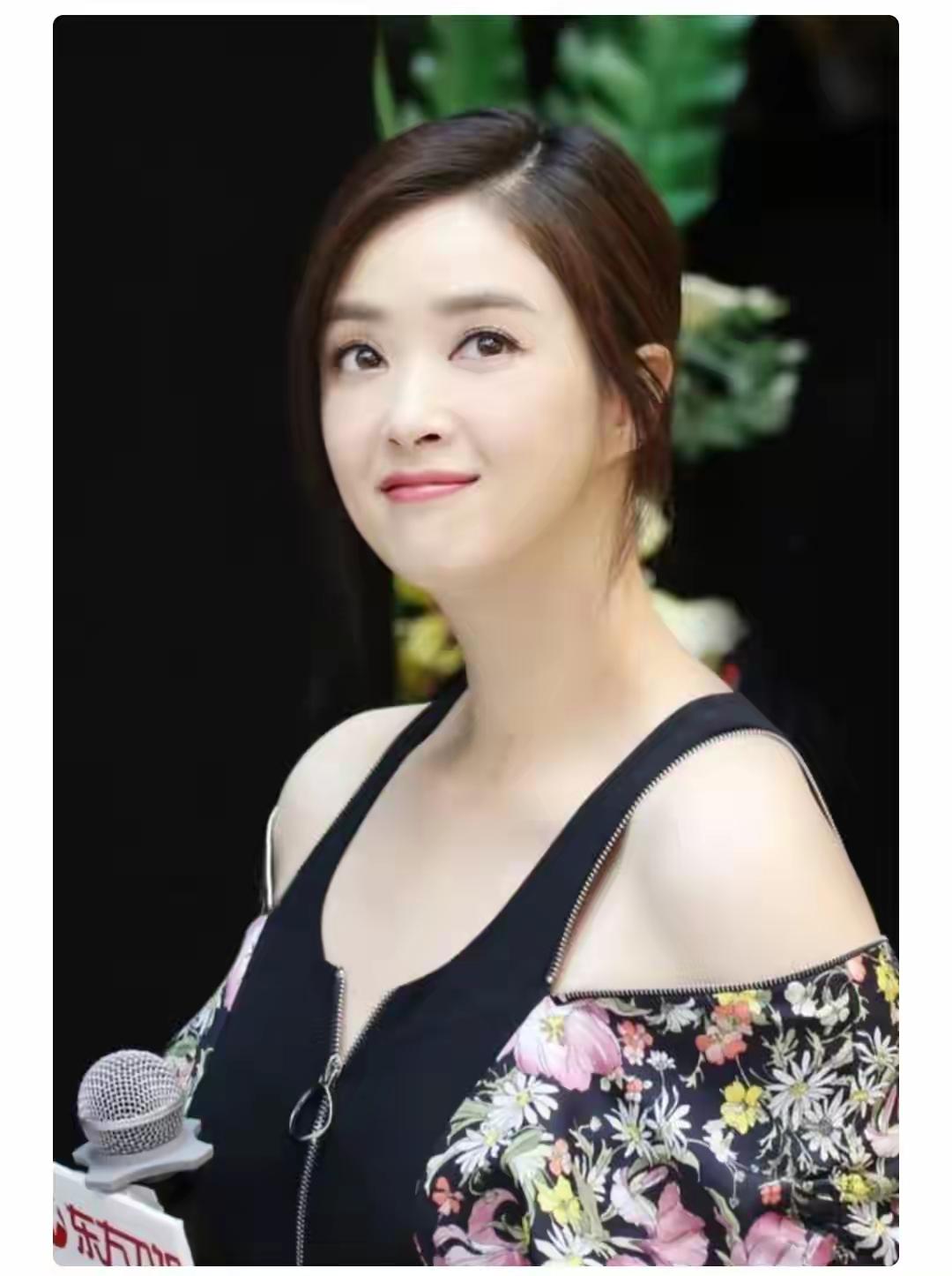 蒋欣丰腴身段，清雅韵味