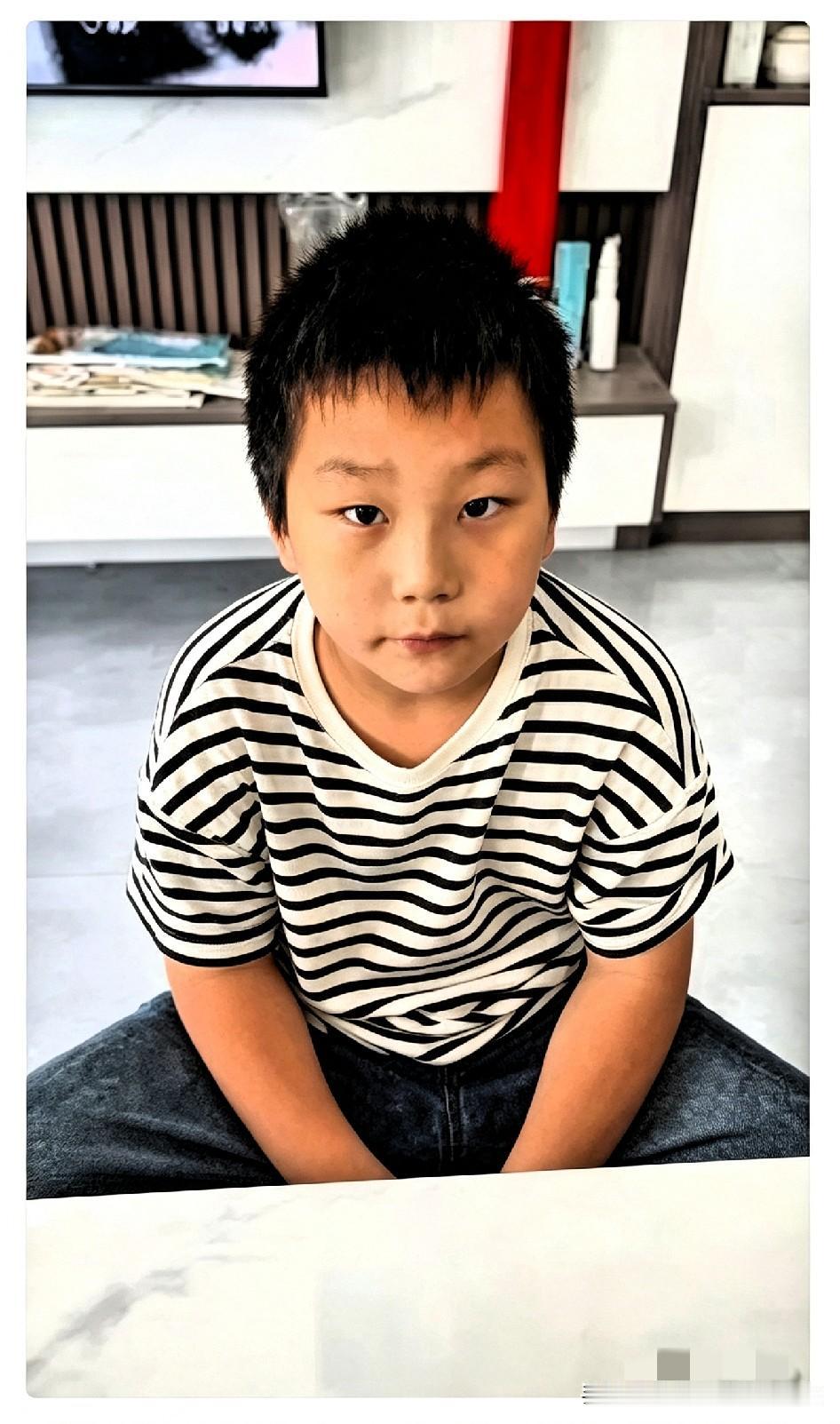 这个男孩火了！一小男孩把水杯放进书包里，结果漏水把语文书打湿了。怕被家长发现挨批