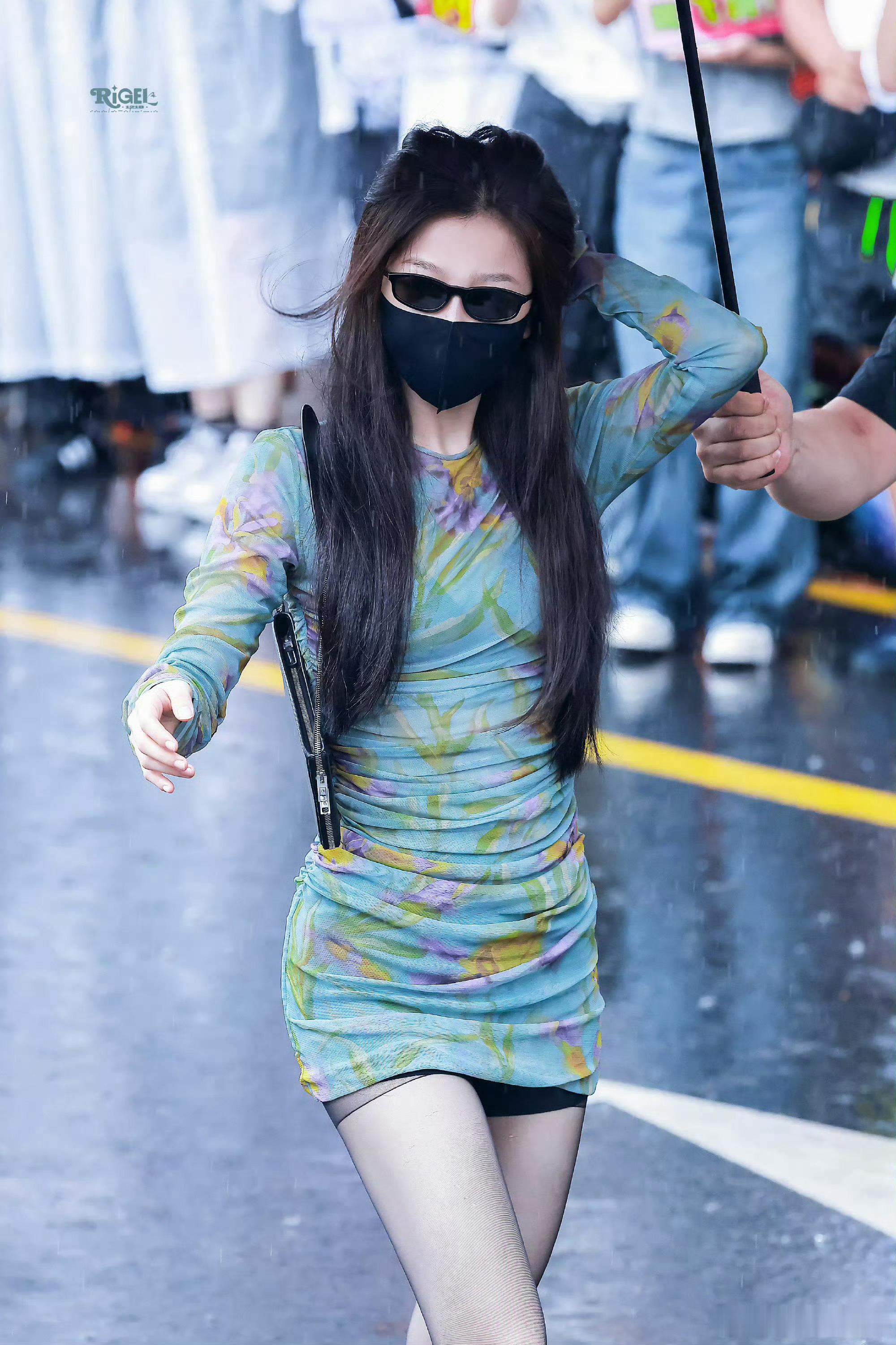 虞书欣娜扎撞衫虞书欣和娜扎居然撞了这条绿色鸢尾花裙子！同一件衣服两个人穿出完全不