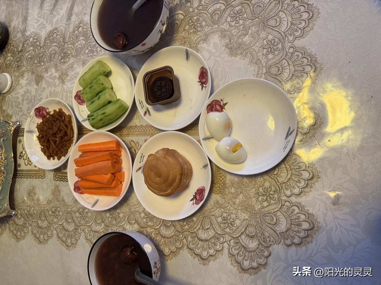 今天温度 6~17 度，晴天。
今天的早餐也很给力，吃的很舒服。
手撕面包
土鸡