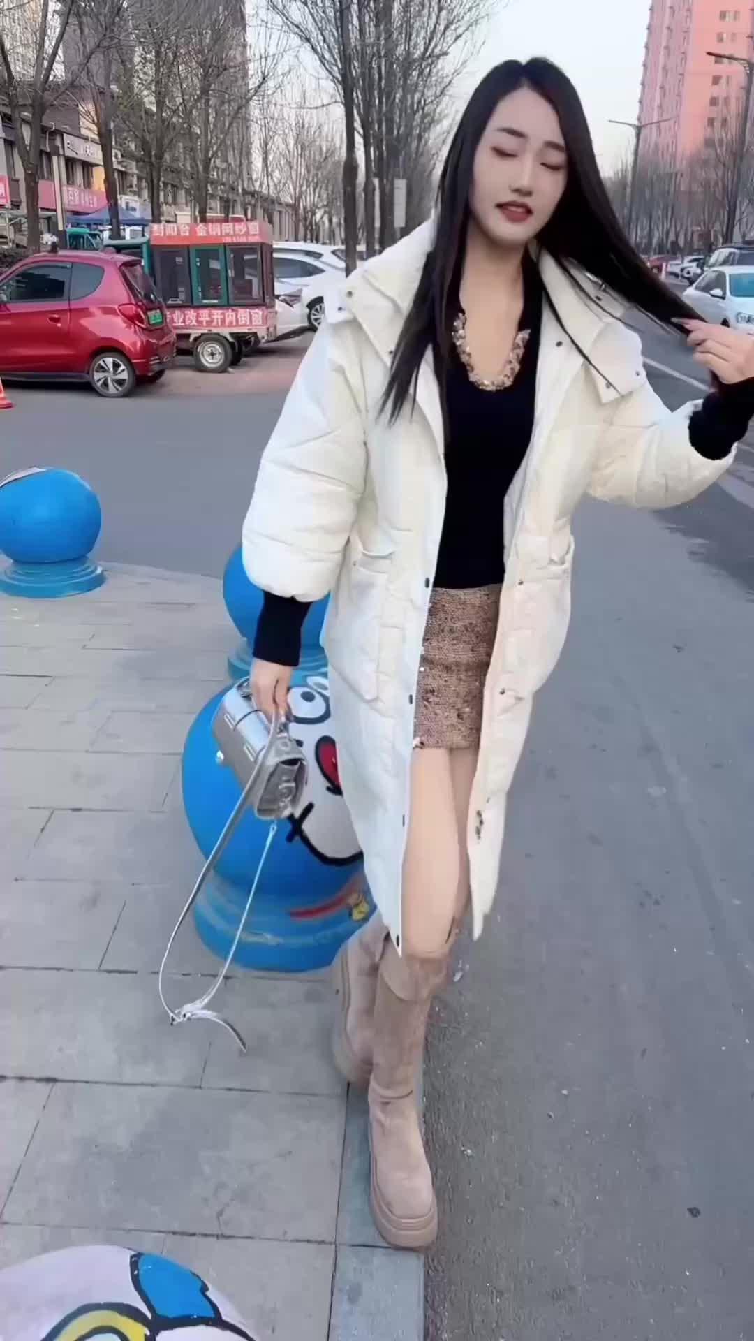 自己开心就好啦 少信些没意义的漂亮话 要一直潇洒  一直自由