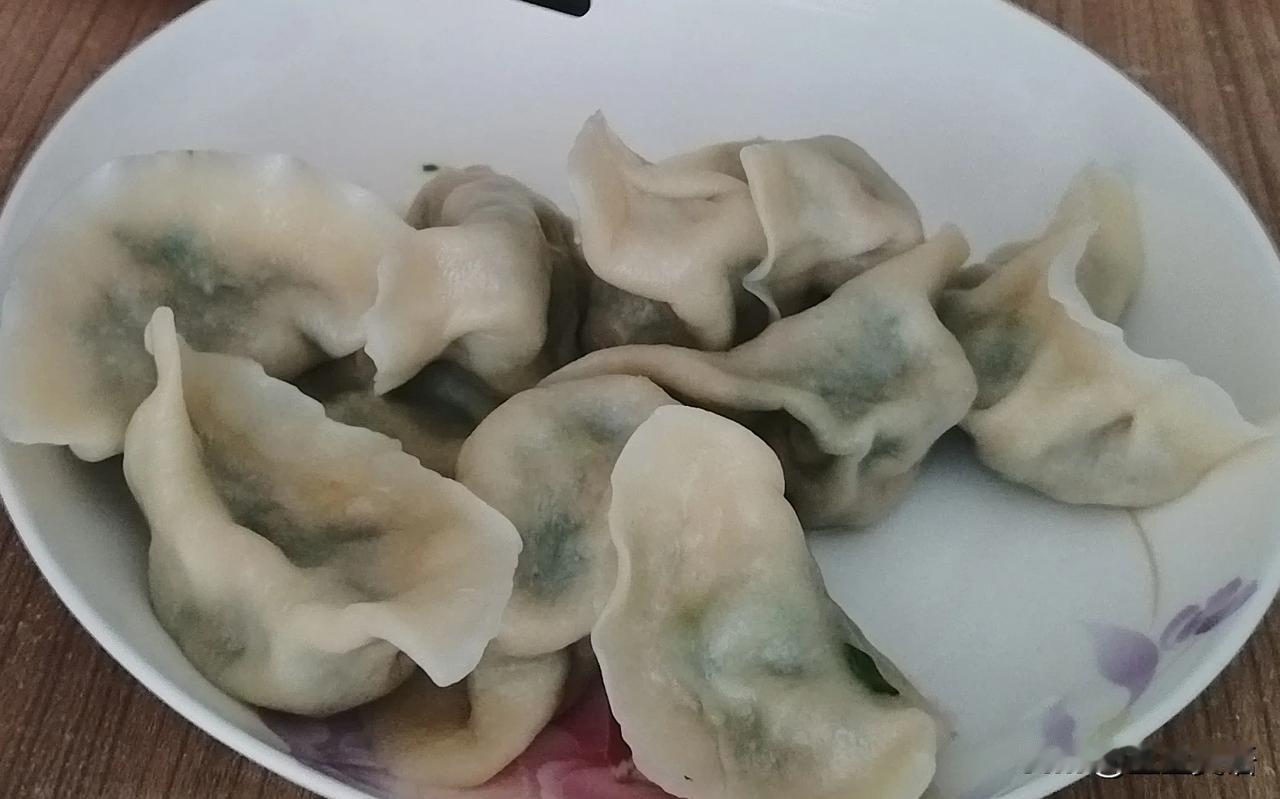吃饺子。
荠菜猪肉韭菜馅儿的，为什么吃的这么勤？去年囤的荠菜，再不赶紧吃，新荠菜