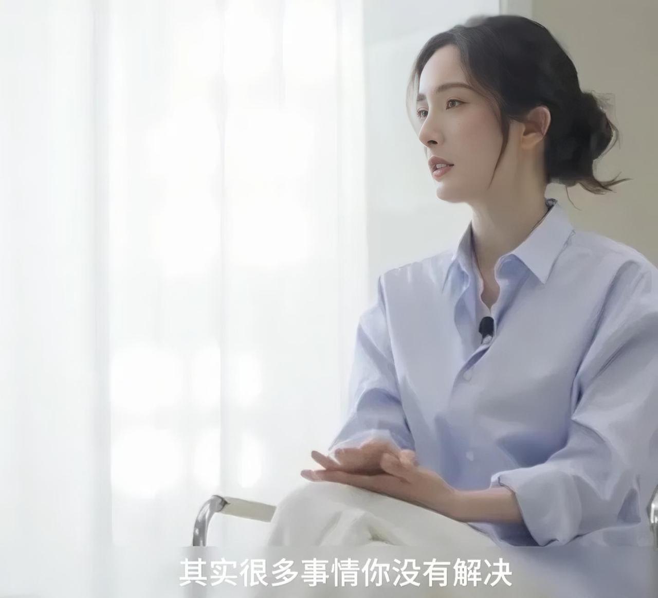 杨幂十年前教你戒掉情绪，现在却逼你哭出来。
这位顶流女星的转变，揭露了成年人最危