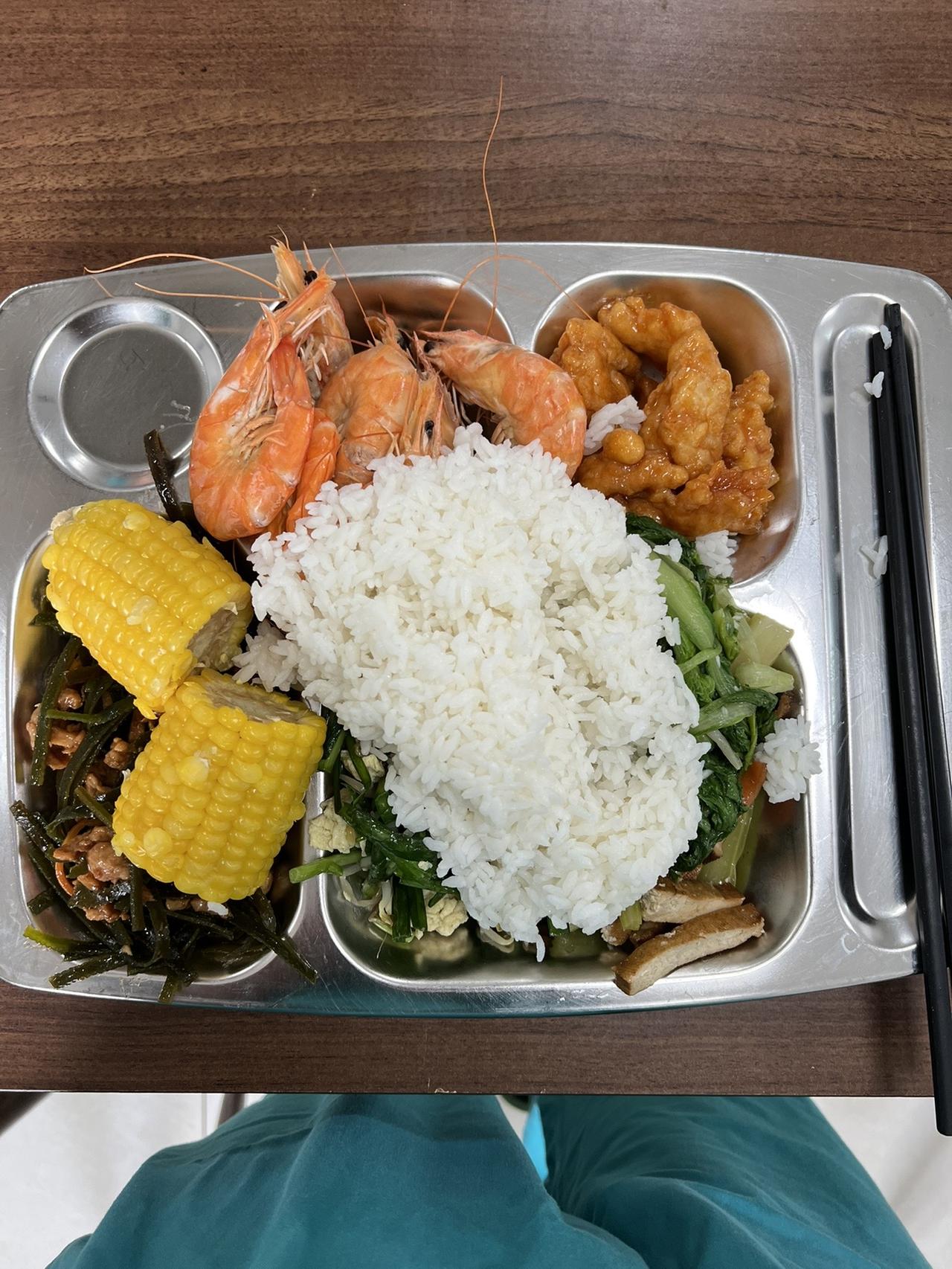 手术间隙，赶紧吃口饭