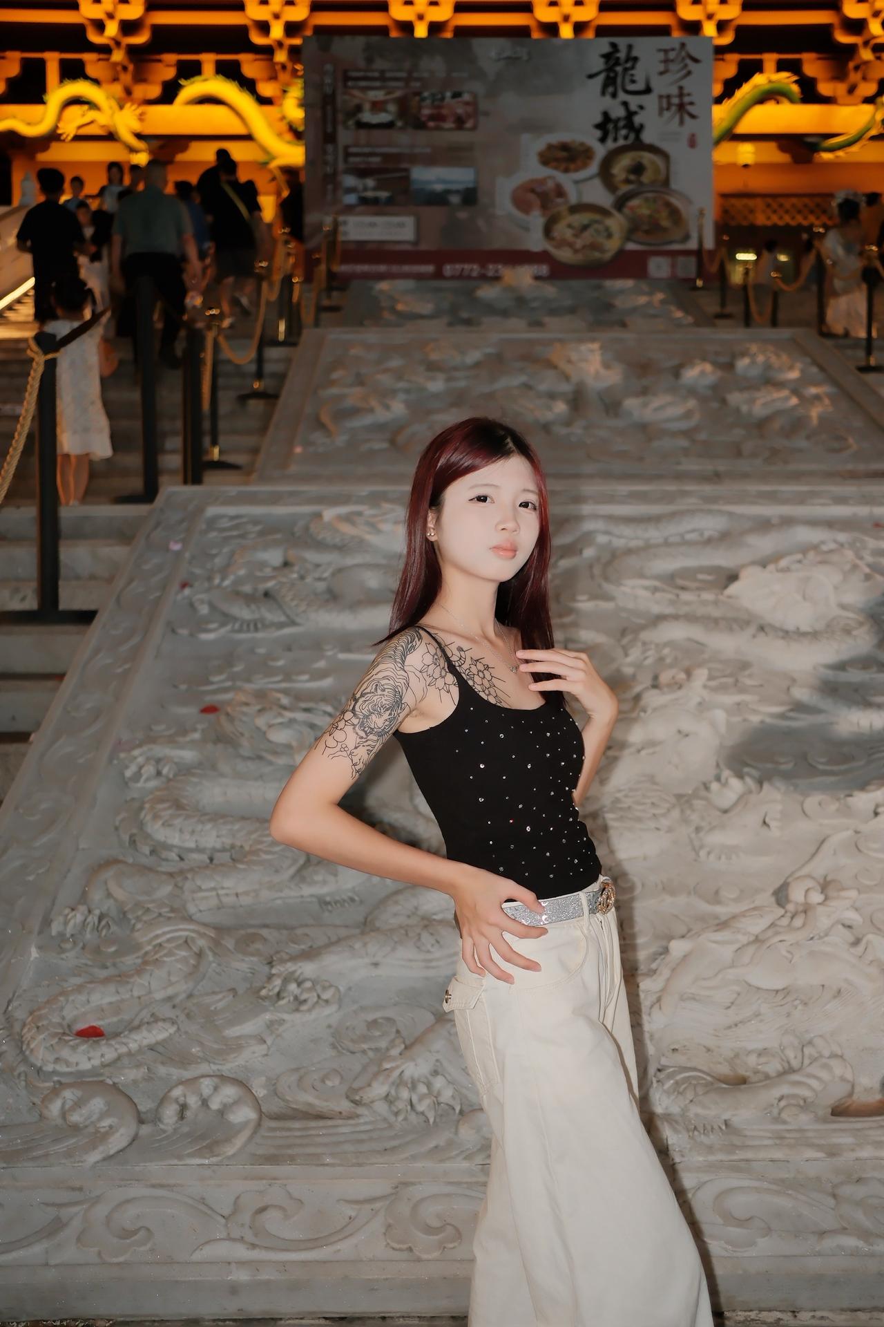 古镇随拍，留下倩影古城里的时尚大片 氛围感写真记录 露肩波点上衣 古城拍照写真
