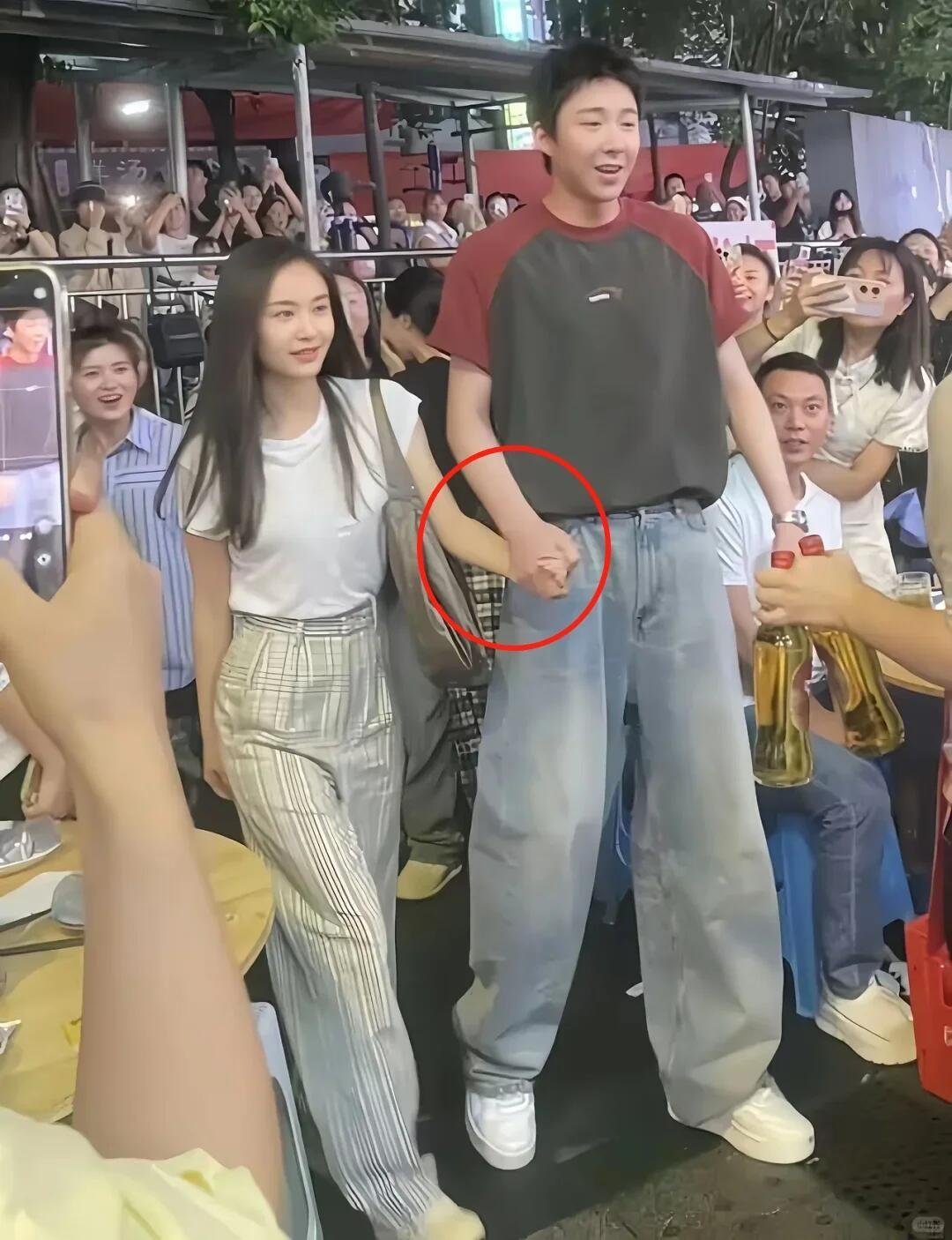 他俩手牵那么紧是什么情况？？？？ ​​​