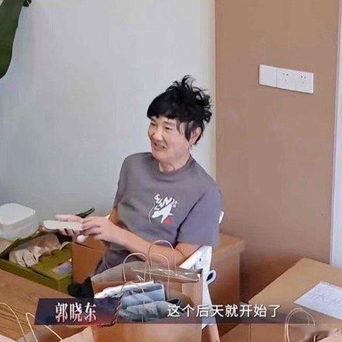 以为孙楠的假发戴反了笑疯了，楠哥好不容易拾起来的偶像包袱，又忘记宿舍里面有监控了