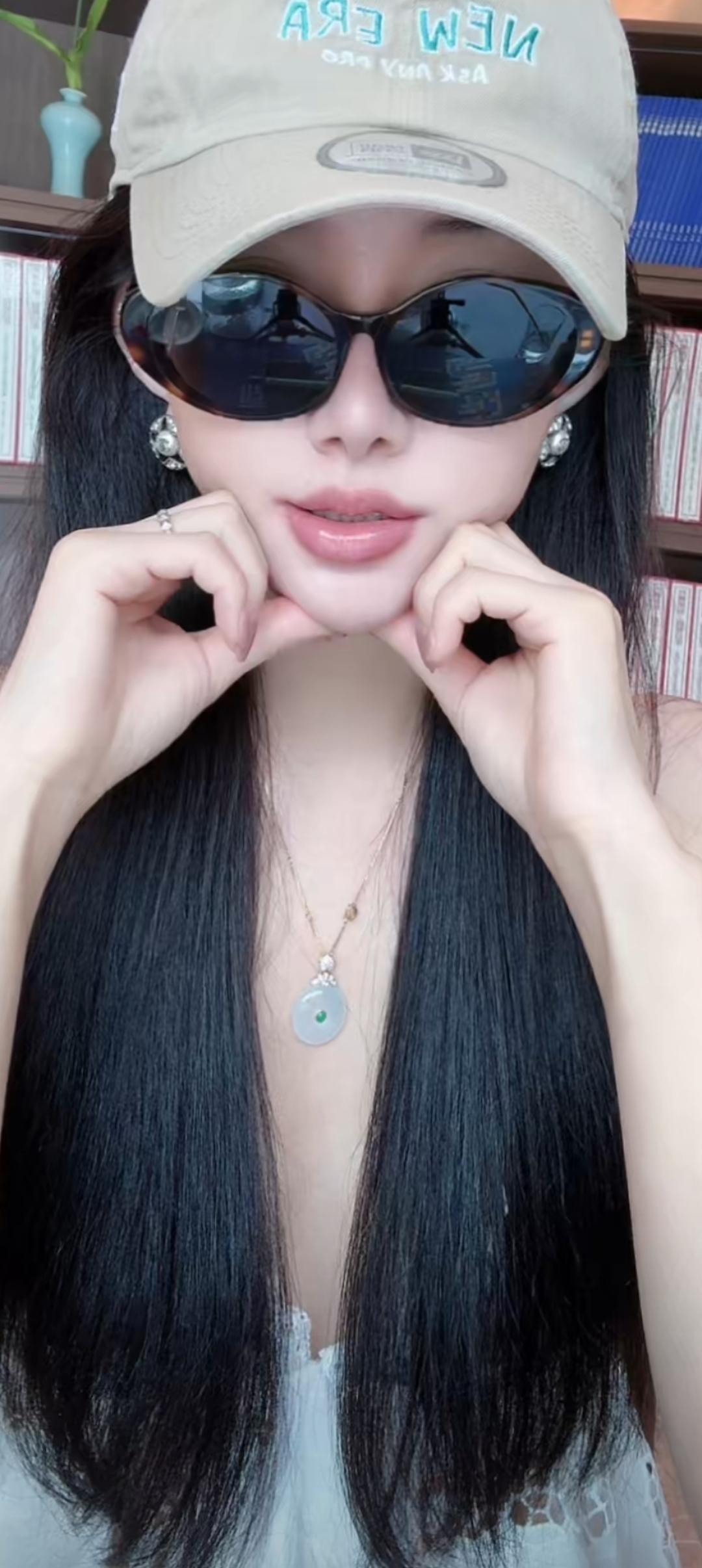 这姑娘戴着太阳镜，看起来好酷！