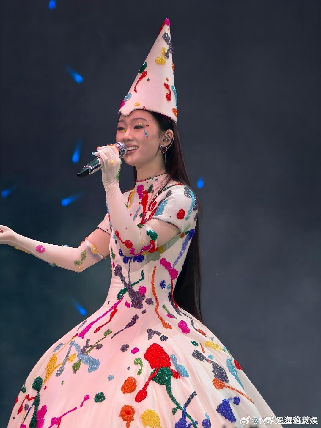 单依纯美味小蛋糕成都演唱会这一套蓬裙造型太有画面感了！宽大裙摆如同蓬松奶油，彩色
