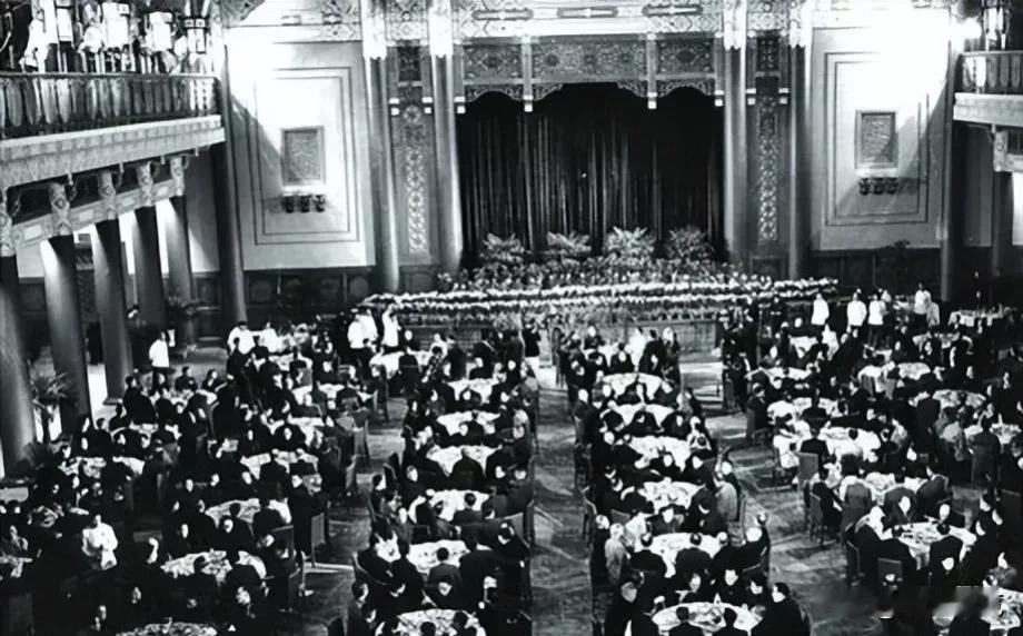 1949 年 9 月，为迎接开国大典，中南海格外忙碌热闹。此间宴会众多，公安部任