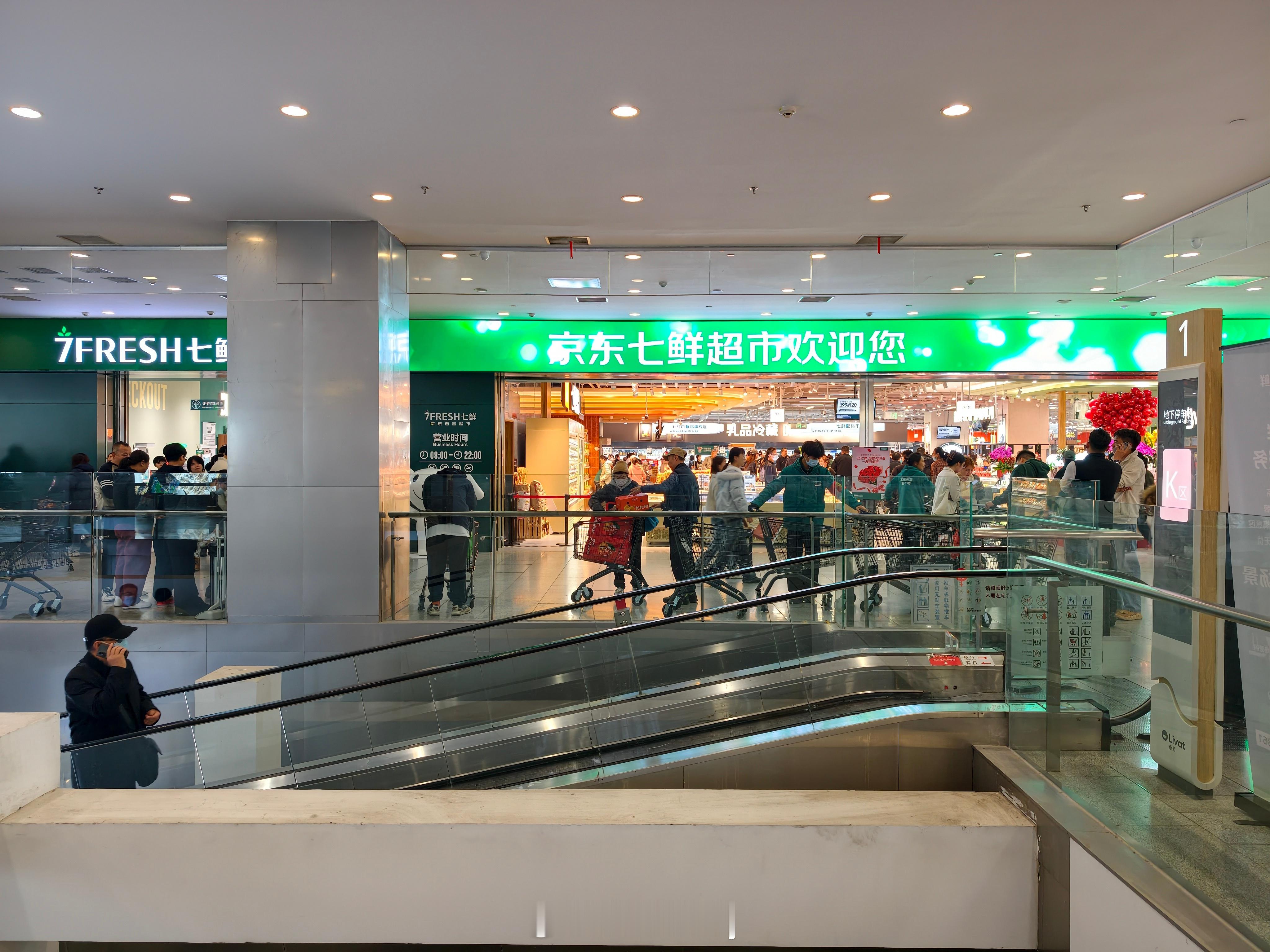 这还没放假呢商场就这么多人，大家都不上班的么。剪发排队排了四个小时终于轮到我了，