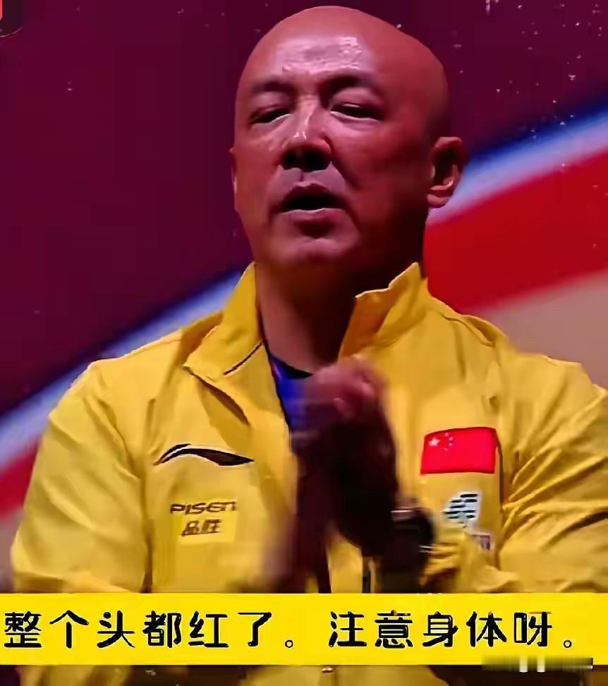 肖指导这几天血压直接飙到180，盯着训练馆监控差点把保温杯捏爆！石头这小子单打猛