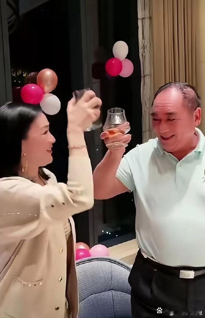 相处模式超好！钟丽缇和公公一起小酌饮酒，举止自然不拘束，家庭氛围和睦温馨。 