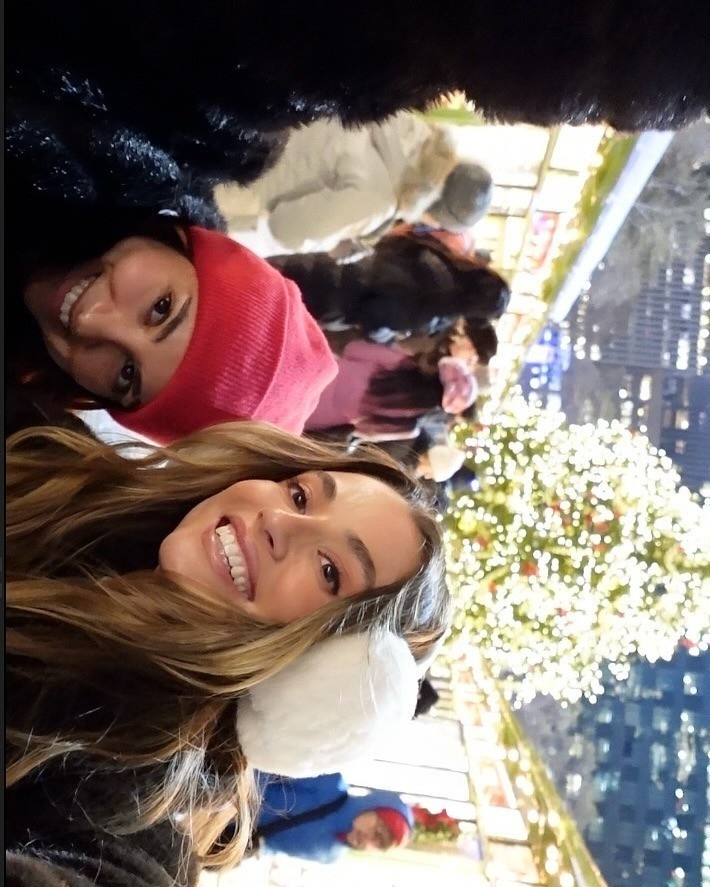 美女瑞秋晒照：圣诞气氛满满！🎄 