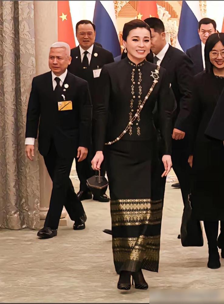 终于终于明白泰王当年废掉储妃立苏提达为后的考量了。

以前总觉得王室选后可能就是