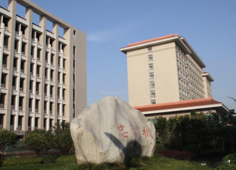 1955年9月授衔仪式，彭老总被授予了元帅的军衔，彭大将军在我军当中的地位，可以