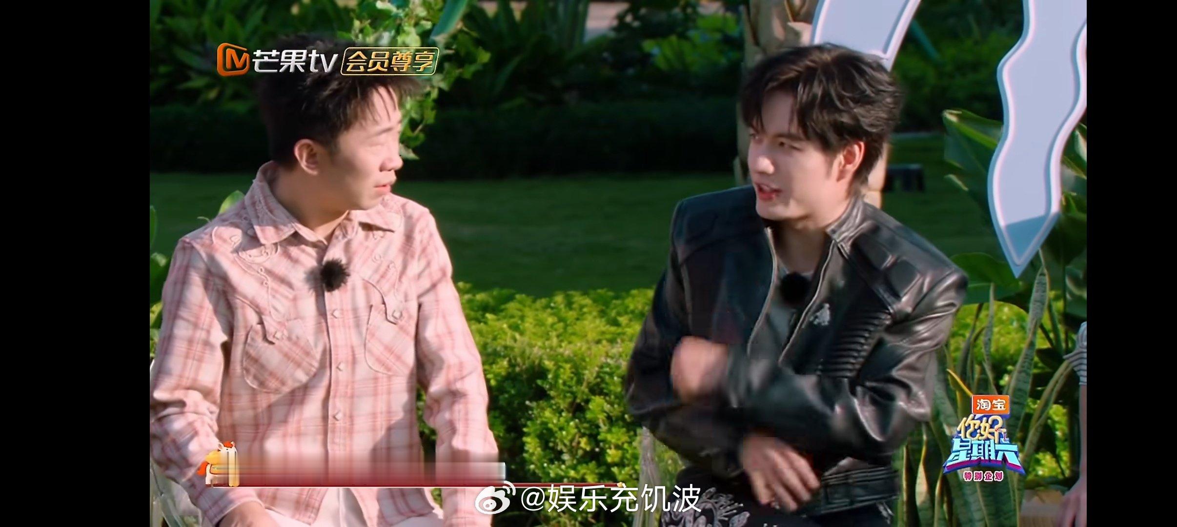 李雪琴杨迪像参加了一场辩论赛你好星期六放哨玩出辩论赛既视感！杨迪敏锐察觉异常，李